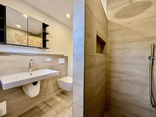 Bad mit bodentiefer Dusche - 