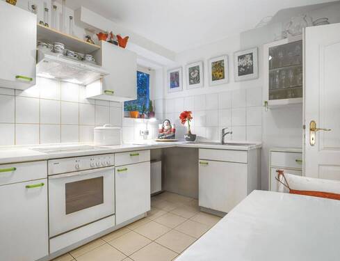 großzügige Küche mit zwei Fenstern und... - 