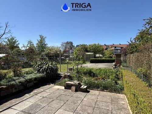 Terrasse mit Blick in den Garten - 