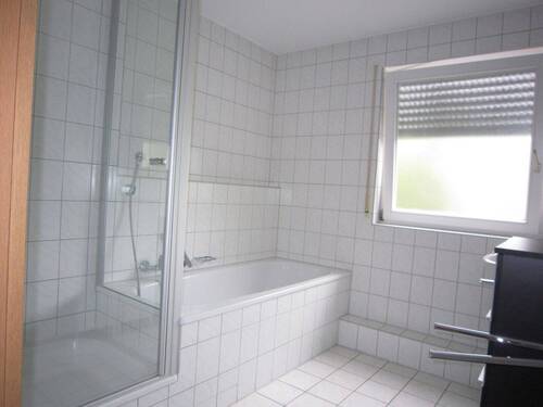 Bad mit Fenster - Etagenwohnung mit 75,00 m&sup2; in Dettingen an der Erms zum Kaufen
