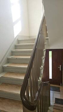 Treppenhaus und Eingang - 2 Zimmer Etagenwohnung zum Kaufen in Berlin