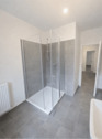 Mit schöner Glasdusche - 