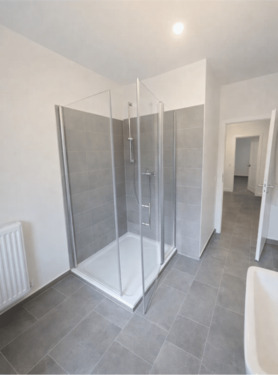 Mit schöner Glasdusche - 