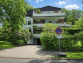 Aussenansicht Haus - Schöne 3-Zimmer Erdgeschosswohnung mit Garten in Hamburg-Volksdorf