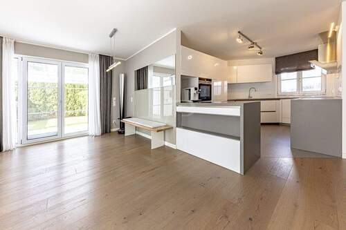 Essbereich mit Blick in die Küche - 6 Zimmer Doppelhaushälfte in München