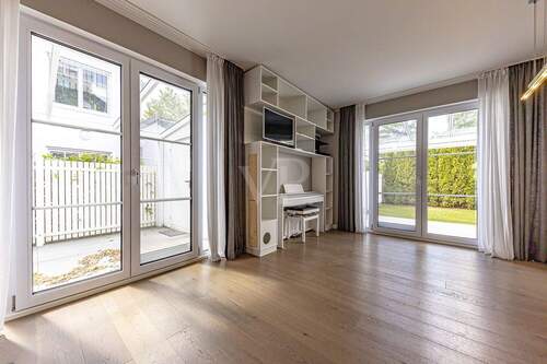 Essbereich mit Blick auf die Terrassen - Doppelhaushälfte mit 157,90 m² in München zum Kaufen