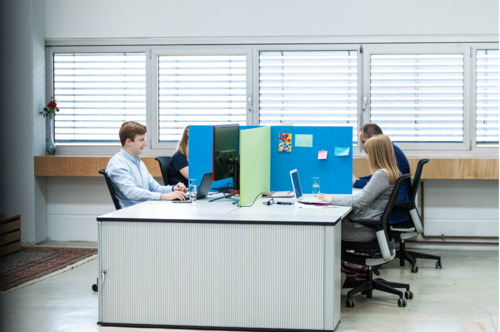 Schreibtischplatz mit Besprechungsraum - 