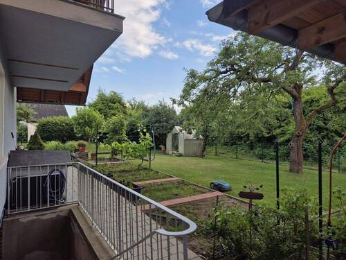 von der Kellertreppe im Garten - 