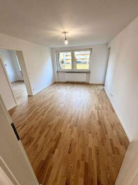 Wohnzimmer - 3 Zimmer Etagenwohnung zum Kaufen in München