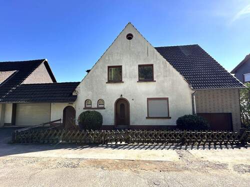 Straßenansicht - Zweifamilienhaus mit tollen Grundstück in ländlicher Lage von Halver