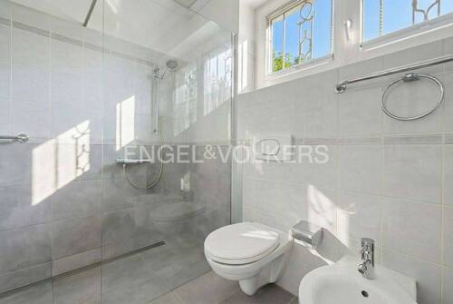 Badezimmer im EG(KI generiert Sommer) - 