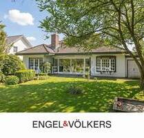Geschmackvoller Walmdach-Bungalow mit 250 m² Wohn- und Nutzfläche in schöner Südwestlage - Großhansdorf
