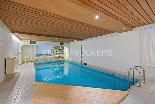 Schwimmbad(KI generiert gefüllt mit Wasser) - 