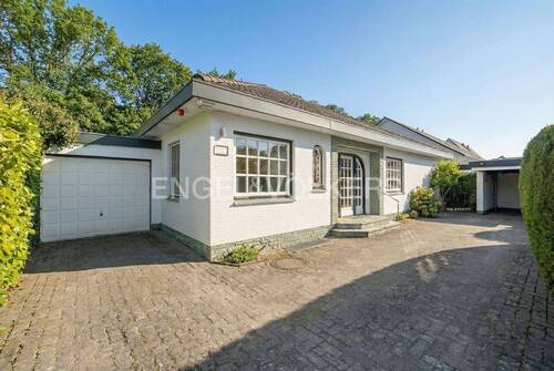 Eingangsansicht des Hauses(KI-generiert Sommer) - 4 Zimmer Einfamilienhaus zum Kaufen in Großhansdorf