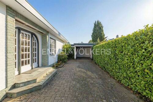 Eingang und Garage 1(KI-generiert Sommer) - Einfamilienhaus mit 123,00 m&sup2; in Großhansdorf zum Kaufen