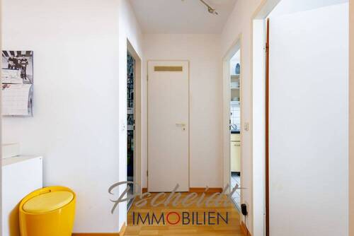 Flur mit Abstellkammer - 