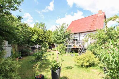Blick auf die Terrasse vom Grundstück - 
