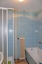 Bad mit Dusche und Wanne (EG) - 