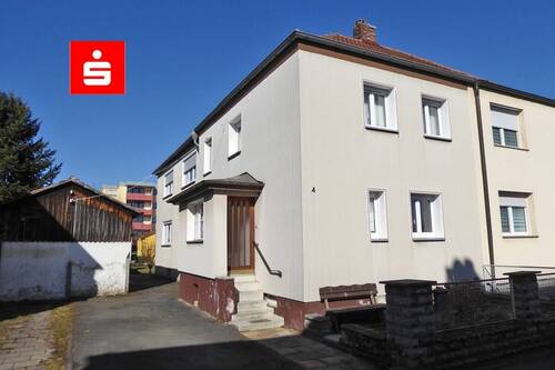 Eingang zum Haus mit PKW-Stellplatz - Ein-Zweifamilienhaus in Bayreuth