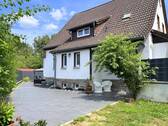 Ansicht, Seite links - Aufschließen - einziehen - fertig....! Modernisiertes Einfamilienhaus mit pflegeleichtem Garten in Freilingen