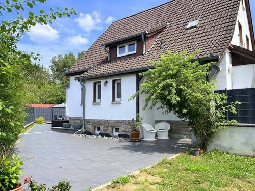 Ansicht, Seite links - Aufschließen - einziehen - fertig....! Modernisiertes Einfamilienhaus mit pflegeleichtem Garten in Freilingen