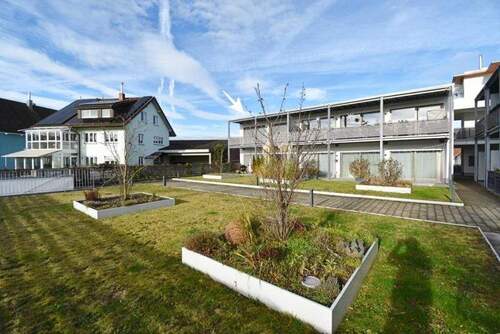 Hausansicht - Neuwertige, bezugsfreie 4,5-Zimmer-Wohnung, barrierefrei, mit großem Balkon, seenah gelegen in Moos