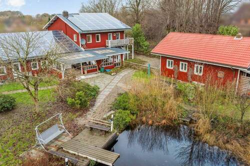 Rückansicht mit Werkstatt und Schwimmteich - 