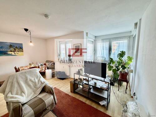 Wohnzimmer mit Lichterker #1 - Helle 3-Zimmer-Wohnung mit Erker, EBK und TG - ideal für 1-2 Personen in Johannis, Frei ab Mai