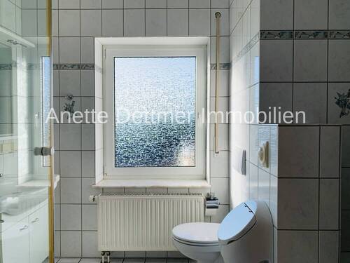Tageslichtbad mit Wanne und Dusche - 3 Zimmer Etagenwohnung in Alfeld