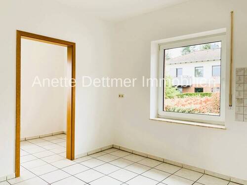 Küche mit Zugang zu einem Haus-Wirtschafts-Raum - 