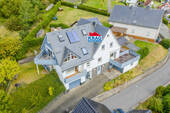 Aufnahme aus der Vogelperspektive - KRAG Immobilien ++ Vielseitiges Wohnhaus mit mehreren Etagen, Balkonen und Garagenanbau ++