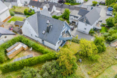 Aufnahme aus der Vogelperspektive - 8 Zimmer Mehrfamilienhaus, Wohnhaus in Bad Endbach
