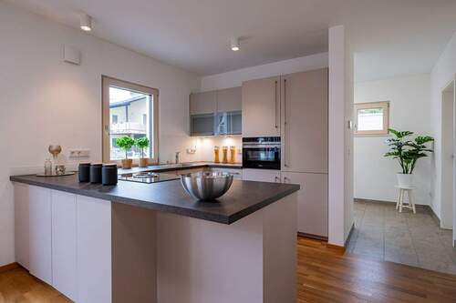 Moderne Einbauküche - 4 Zimmer Doppelhaushälfte in München