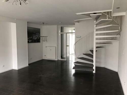 Wohnzimmer mit Aufgang ins OG - 