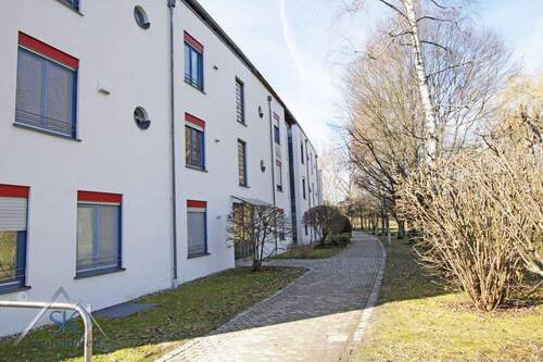Hausansicht Zuwegung - 1,5 Zi. Wohnung mit Balkon, Kellerabteil und TG in Puchheim Bhf
