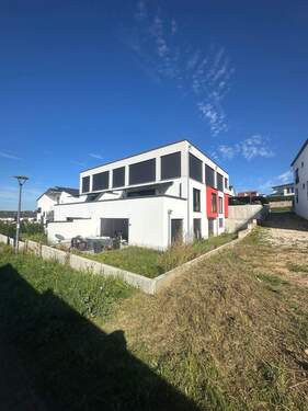 3 Aussenasicht Rückseite Süd-West.jpeg - 3 Zimmer Terrassenwohnung in Reichenschwand