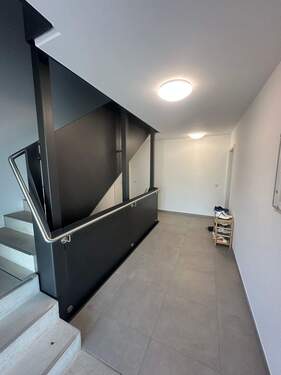 8 Eingang Treppenhaus.jpeg - 