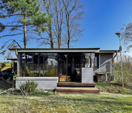 Frontansicht mit Eingang - Idyllischer Ferienbungalow in Wassernähe