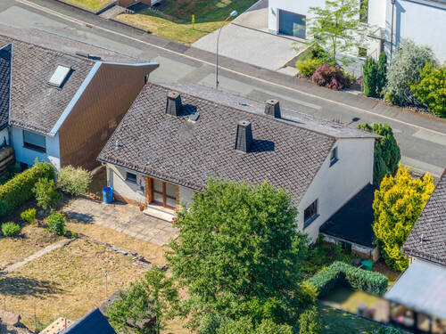 Aufnahme aus der Vogelperspektive - 7 Zimmer Mehrfamilienhaus, Wohnhaus in Mittenaar