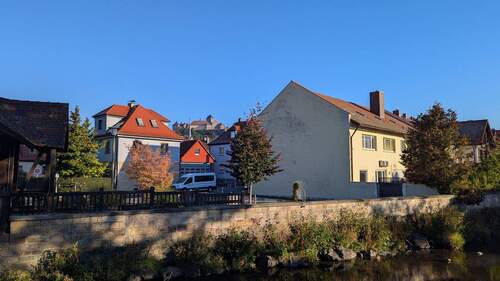 Seitenansicht mit Parkplätzen - 