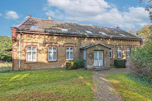 Frontansicht - Nachauktion - Ehemaliges Pfarrgehöft bestehend aus Pfarrhaus, Scheune und Stall