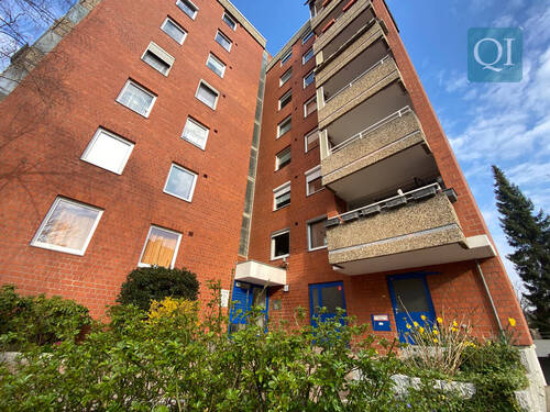 QI-6838 Hausfront - QI: Stadtnah, ruhig, im Grünen - moderne 3-Zimmer-Wohnung mit Balkon zum Wohlfühlen
