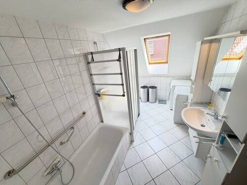 Bad mit Wanne und Dusche - Reihenmittelhaus mit 80,00 m&sup2; in Norden zum Kaufen