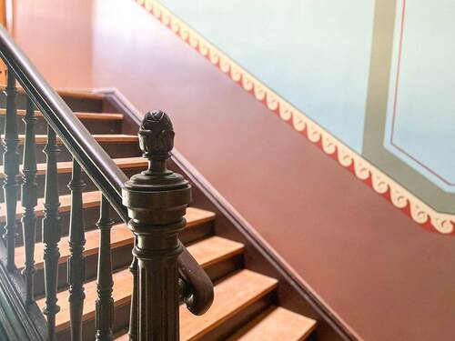 Treppenhaus mit historischem Anstrich - 