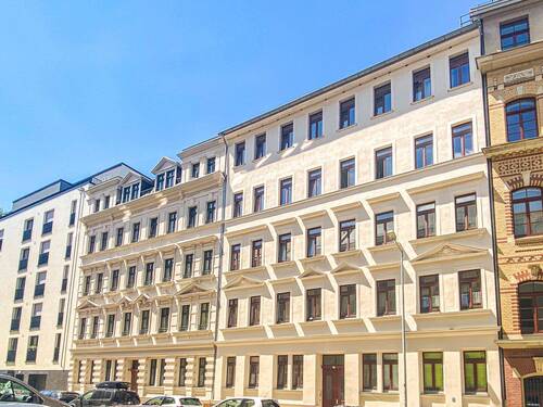 Blick auf das sanierte Mehframilienhaus - 
