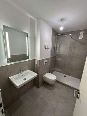 Bad - Geräumige 5-Zimmer-Wohnung mit Balkon in Tirschenreuth