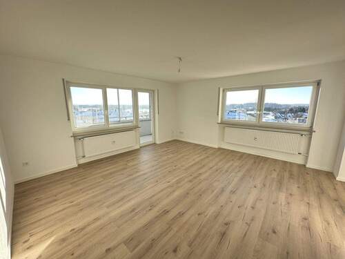 Wohnzimmer - 5 Zimmer Etagenwohnung zum Kaufen in Tirschenreuth