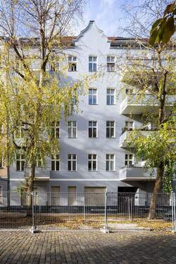 Fassade - Altbauflair trifft Kiezleben: charmante 1-Zimmer-Wohnung im Prenzlauer Berg mit Eigennutz-Potenzial!