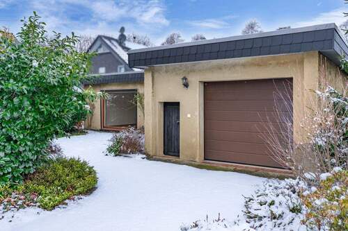 Außenansicht mit Garage - 