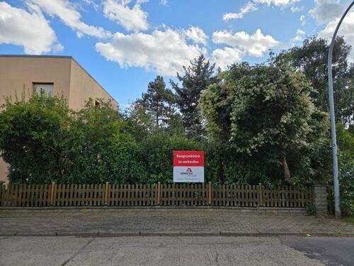 Straßenansicht - Ihr nächstes Projekt: Baugrundstück fürs Eigenheim oder Garagenpark am Stadtrand.